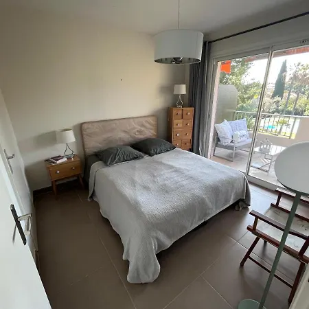 Climatise Avec Terrasse, Vue Jardin Et Piscine Lejlighed Antibes